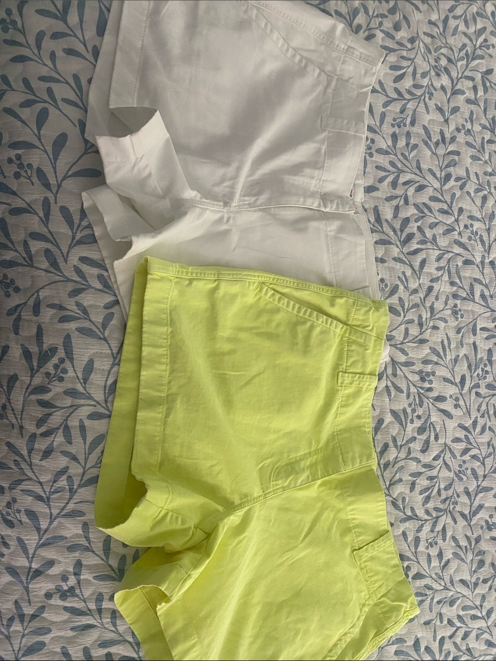 2 pair Vineyard Vines women’s 3-inch shorts size 10, neon yellow and white